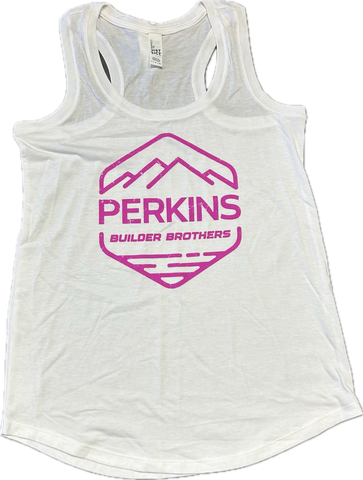 Camiseta sin mangas con espalda cruzada para mujer - Blanco - Logotipo rosa desgastado de Perkins Builder Brothers